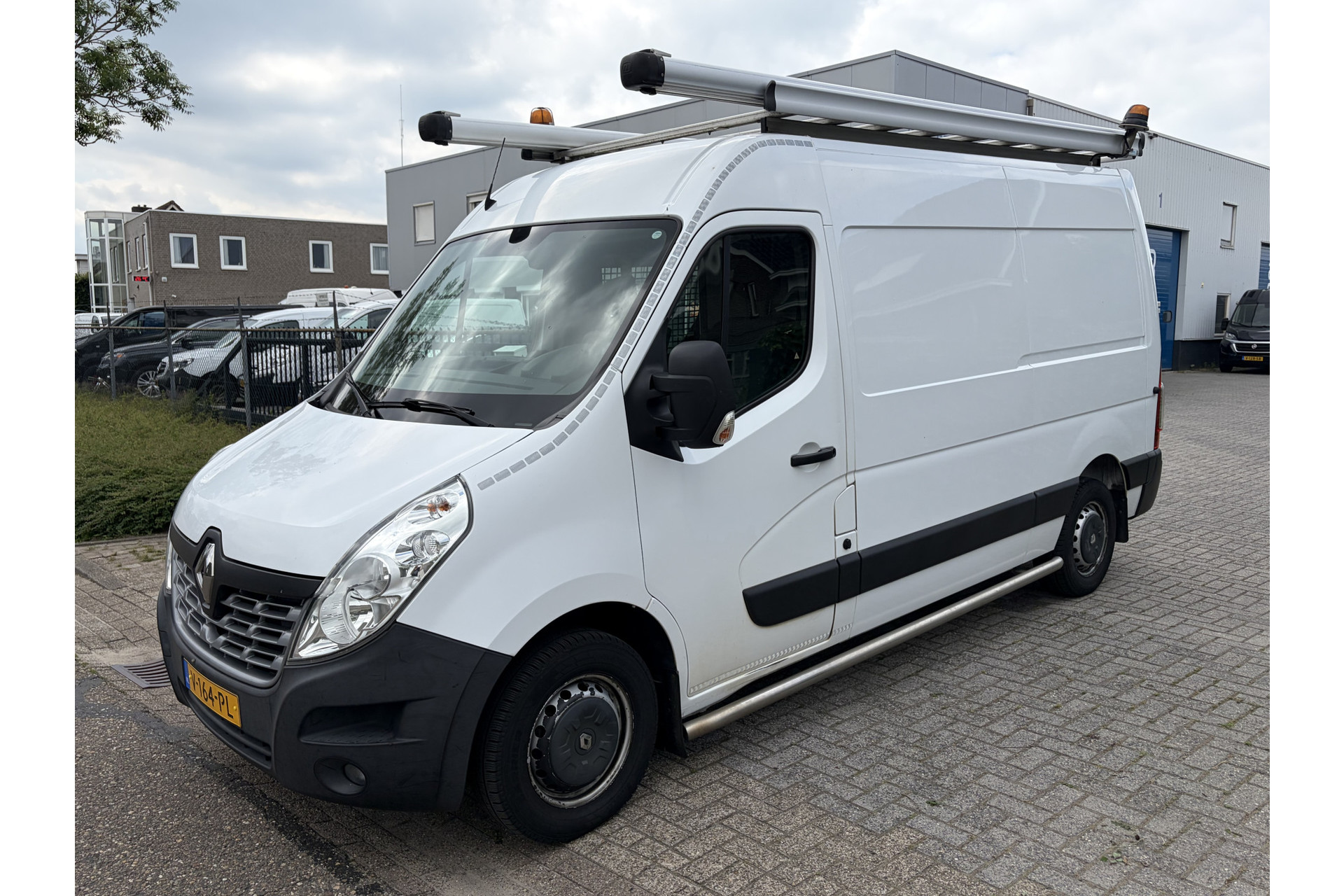 Renault Master T35 2.3 dCi 130PK Euro6 L2H2 ✓ navigatie ✓ camera ✓ inrichting ✓ trekhaak